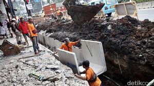 Hati-Hati! Ada Perbaikan Saluran Air di Jalan Otista Jaktim