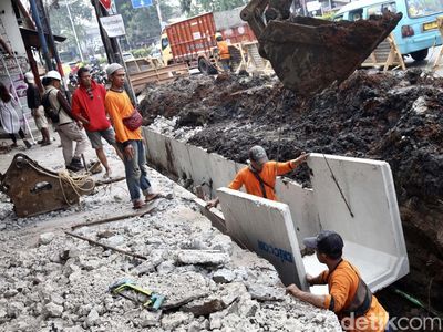 Hati-Hati! Ada Perbaikan Saluran Air di Jalan Otista Jaktim