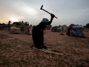 Potret Hidup Serba Kekurangan Warga Sudan di Pengungsian Potret Hidup Serba Kekurangan Warga Sudan di Pengungsian