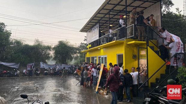 Hujan membubarkan kerumunan sukarelawan anak bungsu Presiden Joko Widodo (Jokowi), Kaesang Pangarep dan pengunjung outlet Sang Pisang di Sawangan, Depok, Jawa Barat.