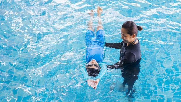 Ilustrasi anak berenang