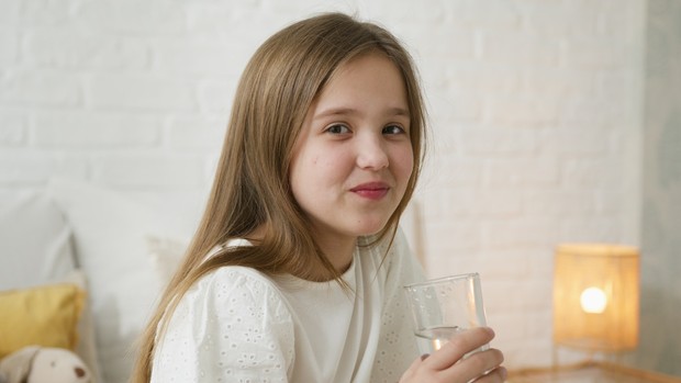 Ilustrasi Minum Air Putih/Foto: Pexels/Artem Podrez