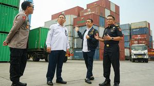 Kamrussamad Tinjau Terminal Peti Kemas Pelabuhan Tanjung Priok