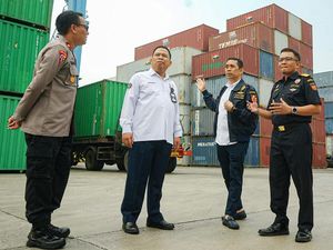 Kamrussamad Tinjau Terminal Peti Kemas Pelabuhan Tanjung Priok