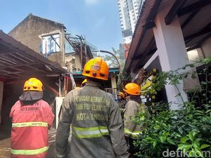 Charger HP Diduga Meledak, Satu Rumah di Bandung Kebakaran