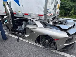 Ngilu! Lamborghini Aventador Kecelakaan Masuk Kolong Truk