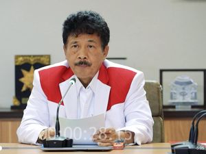 Jokowi Diminta Copot Kepala BPIP Buntut Wajibkan Paskibraka Lepas Jilbab Jokowi Diminta Copot Kepala BPIP Buntut Wajibkan Paskibraka Lepas Jilbab