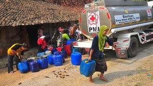 Kekeringan Melanda, Begini Potret Warga Grobogan Antre Air Bersih