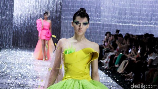 10 Koleksi Busana Terbaru Didi Budiardjo Terinspirasi Paris Era 80-an