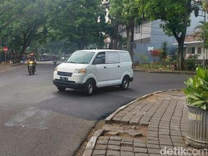 Lubang Menganga di Tikungan Jalan Purnawarman Ditambal