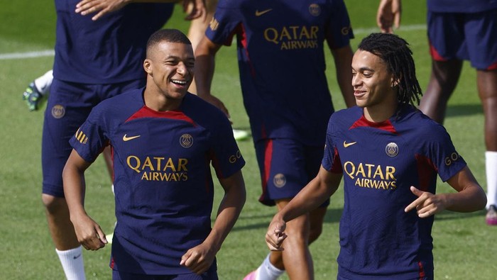 Soccer Football - Paris St Germain Training - Paris-Saint-Germain Training Centre, Poissy, France - July 20, 2023 Paris St Germains Kylian Mbappe and Ethan Mbappe during training REUTERS/Gonzalo Fuentes