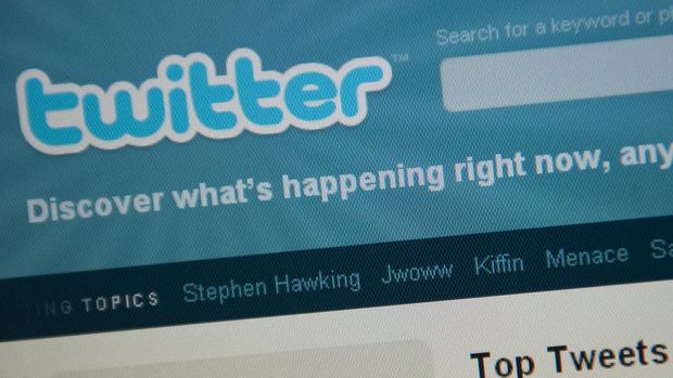 The Twitter homepage appears on a screen in Washington on September 3, 2010. AFP PHOTO/Nicholas KAMM (Photo by Nicholas KAMM / AFP)