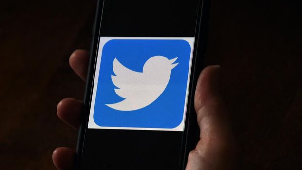 logo twitter In this photo illustration, a Twitter logo is displayed on a mobile phone on May 27, 2020, in Arlington, Virginia. US President Donald Trump threatened Wednesday to shutter social media platforms after Twitter for the first time acted against his false tweets, prompting the enraged Republican to double down on unsubstantiated claims and conspiracy theories. Twitter tagged two of Trump's tweets in which he claimed that more mail-in voting would lead to what he called a
