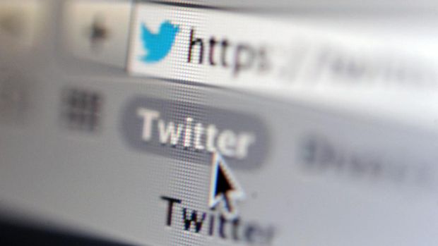 logo twitter A picture taken on October 23, 2012 shows the screen of a blackberry phone featuring a page with the adress of the micro-blogging site Twitter website. AFP PHOTO FRED TANNEAU (Photo by FRED TANNEAU / AFP)