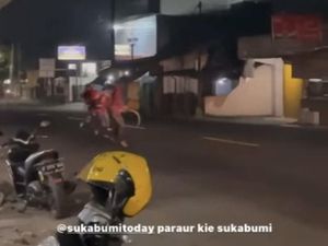 Viral Berandal Motor Saling Bacok di Jalan Nasional Sukabumi