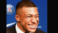 Mbappe mulai belajar bahasa Spanyol demi bisa menolak tawaran Barcelona! (Foto: Twitter)