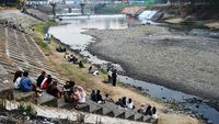 Wisata Dadakan di Sungai Madiun yang Mengering