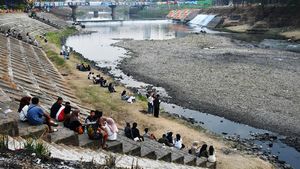 Wisata Dadakan di Sungai Madiun yang Mengering