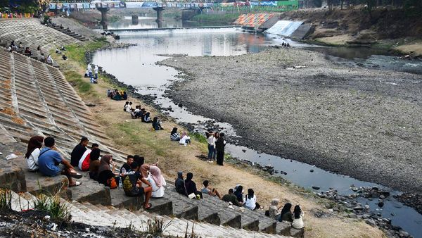 Wisata Dadakan di Sungai Madiun yang Mengering