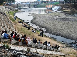 Wisata Dadakan di Sungai Madiun yang Mengering