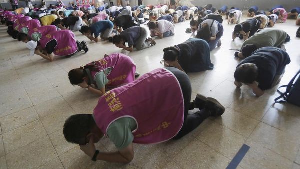 Momen Warga Taiwan Latihan Berlindung dari Serangan Udara China
