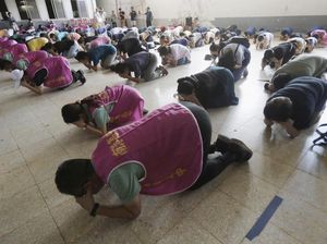 Momen Warga Taiwan Latihan Berlindung dari Serangan Udara China