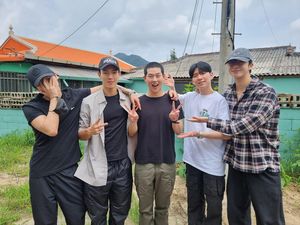 Potret Joohoney Wajib Militer Diantar Member MONSTA X Potret Joohoney Wajib Militer Diantar Member MONSTA X