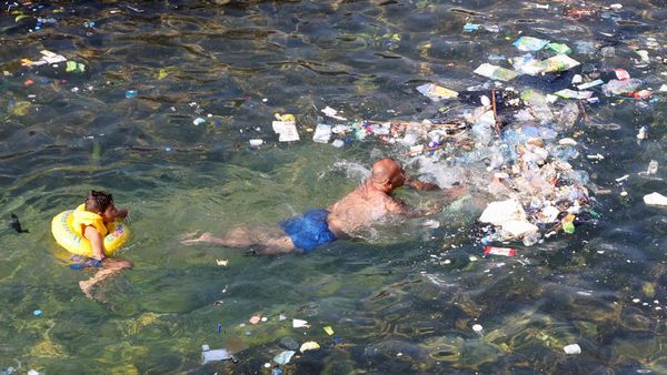 Panas Menyengat, Warga Lebanon Nekat Berenang di Laut Penuh Sampah
