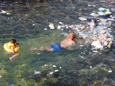 Panas Menyengat, Warga Lebanon Nekat Berenang di Laut Penuh Sampah