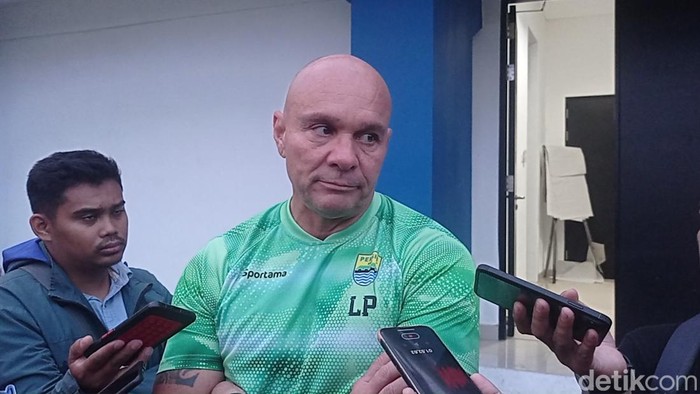 Pelatih kiper Persib Luizinho Passos