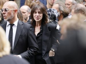 Most Pop: Putri Jane Birkin di Pemakaman Ibu, Diduga Terlibat Hubungan Inses Most Pop: Putri Jane Birkin di Pemakaman Ibu, Diduga Terlibat Hubungan Inses