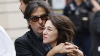 Foto: Putri Jane Birkin di Pemakaman Ibu, Diduga Terlibat Hubungan Inses