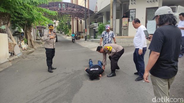 Polisi memeriksa lokasi pembunuhan terhadap Fauzy Aribammar, sopir taksi online yang ditemukan tewas bersimbah darah di jalan di Semarang.