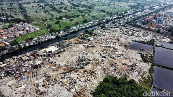 Penampakan Gunungan Sampah di TPS Liar Cilincing