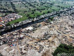 Penampakan Gunungan Sampah di TPS Liar Cilincing