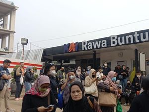 Suasana Penumpukan Penumpang di Stasiun Rawa Buntu Imbas Truk Tabrak Tiang LAA