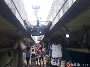 Mengintip Permukiman Tersembunyi di Bawah Kolong Tol Angke, Sepadat Ini