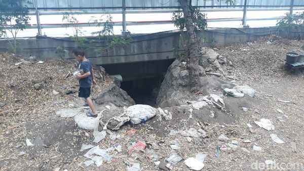 Potret Mungilnya Jalan Masuk Permukiman di Kolong Tol Angke