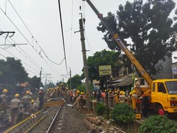 Tiang Listrik KRL di Bintaro Rusak Ditabrak Truk, KAI Pasang Tiang Sementara