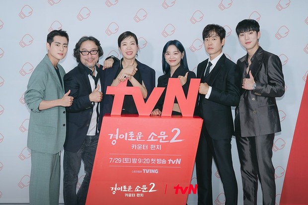 Potret pemeran drama The Uncanny Counter 2 bersama sutradara/ Foto: instagram.com/tvn_drama Potret pemeran drama The Uncanny Counter 2 bersama sutradara