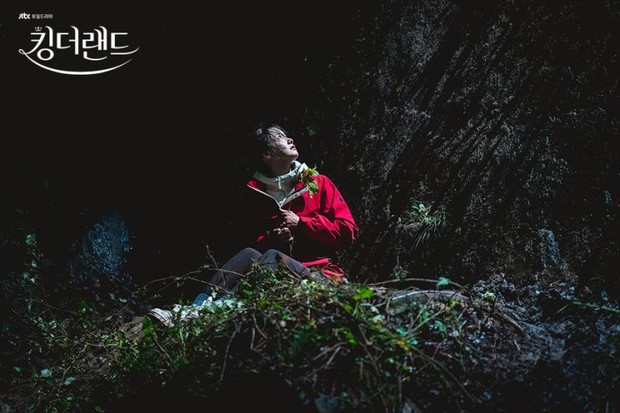 Potret Yoona, pemeran Cheon Sarang ketika mencari ginseng liar dalam drama King the Land/Foto: hancinema.net Foto artis Yoona dalam drama King the Land saat adegan mencari ginseng liar.