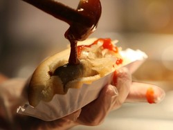 Proses Pembuatan Sosis Hot Dog Bikin Foodies Geli, Begini Kata Mereka