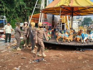 Satpol PP Bogor Bongkar Wahana Permainan Ilegal di Stadion Pakansari