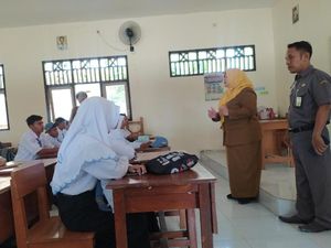 Banyak Siswa Baru di Bangkalan Pakai Seragam Lama, Sekolah Tak Permasalahkan Banyak Siswa Baru di Bangkalan Pakai Seragam Lama, Sekolah Tak Permasalahkan