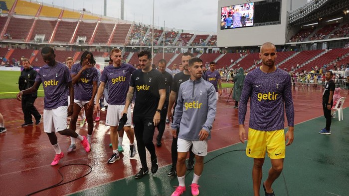 Soccer Football - Pre Season Friendly - Leicester City v Tottenham Hotspur - Rajamangala National Stadium, Bangkok, Thailand - July 23, 2023 Tottenham Hotspurs Manor Soloman with teammates inside the stadium as the match is cancelled due to bad weather REUTERS/Athit Perawongmetha