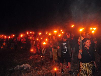 Ratusan Obor Menyala di Bukit Alang-alang Pegunungan Kendeng
