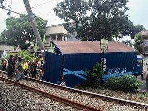 3 Peristiwa Perjalanan Kereta Terganggu Akibat Truk dalam Sepekan
