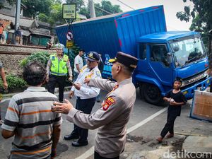 Truk Tabrak Tiang Depan SMAN 86 Jakarta Bikin Perjalanan KRL Terganggu