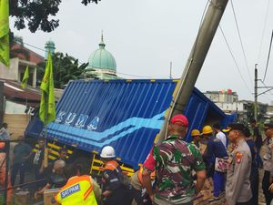 Truk Tabrak Tiang LAA di Jaksel yang Bikin KRL Terhenti Mulai Dievakuasi
