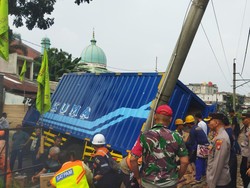 Truk Tabrak Tiang LAA di Jaksel yang Bikin KRL Terhenti Mulai Dievakuasi